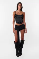 Corset negro con breteles finos regulables, escote recto y ballenas en el delantero.