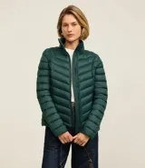 Campera puffer ultraligera color marrón, confeccionada en poliamida acolchada, con cuello alto y cierre por cremallera. Incluye bolsita con cordón.