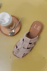 Sandalias tipo mule de cuero color marrón chocolate, con diseño de tiras anchas cruzadas y suela plana.