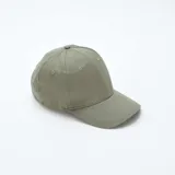 Gorra de béisbol verde oliva con visera curva y botón en la parte superior.