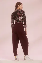 Pantalón de tiro alto color borgoña, con presillas en la cintura, bolsillos laterales con tapa y pinzas a la altura de la rodilla.