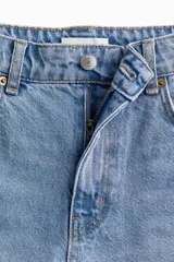 Short de jean celeste, de tiro alto, con cinco bolsillos y ruedo con dobladillo cosido.