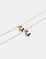 Set de dos collares con cadena plateada y dorada, con dije de mariposa esmaltada y dije redondo con la inscripción 'BFF'.