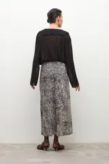 Falda midi de tiro alto con estampado animal print de cebra en blanco y negro, con fruncido elástico en la cintura.