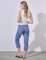 Pantalón capri de gabardina elastizada, con estampado en tonos azules, marca Zac & Rachel.