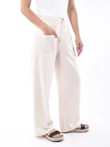 Pantalón ancho de tiro alto, color rojo, con grandes bolsillos frontales tipo parche y cierre de botón visible.