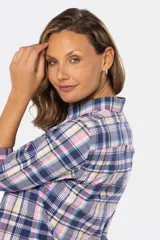 Camisa de algodón a cuadros con dos bolsillos en el pecho, botones a presión y spandex.