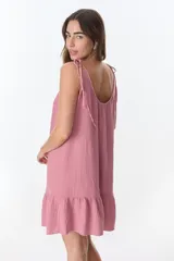 Vestido corto celeste con breteles finos y volados en el ruedo.