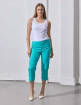 Pantalón capri verde esmeralda de gabardina elastizada, marca Zac & Reachel. Pretina ancha elastizada. Delantera con bolsillos simulados. Trasera con bolsillos simulados.