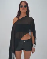 Short negro de cuero sintético, tiro bajo y corte ajustado.