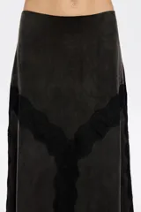 Falda midi marrón con vuelo, corte línea A, cierre trasero de cremallera invisible y piezas de encaje negro.