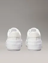Zapatillas urbanas Calvin Klein Jeans de cuero sintético color blanco, con plataforma plana, cordones y logo CK en el lateral.