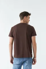 Remera básica color marrón claro, de corte regular, manga corta, cuello redondo y logo bordado en el pecho.