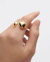 Anillo dorado con dos esferas irregulares.