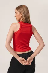 Musculosa de fiesta con lentejuelas en la parte frontal y tejido de morley en la parte trasera.