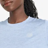Remera deportiva New Balance Athletics para mujer, color celeste jaspeado, de corte clásico y mangas cortas.