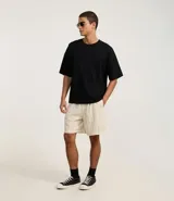 Bermuda masculina confeccionada en tejido de tricolina con estampa de rayas rústicas, cintura elástica con cordón ajustable y bolsillo.