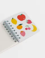 Set de librería que incluye una mini mochila transparente de PVC con estampado de cerezas, un mini cuaderno, un mini bolígrafo de gel y dos planchas de stickers.