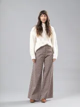 Pantalón wide leg de tiro alto en estampado marrón, con cierre delantero y bolsillos laterales y traseros.