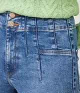 Pantalón cigarrete de jeans azul con cintura alta, pliegues y bolsillos.