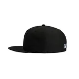 Gorro New Era 59FIFTY negro con logo del equipo de béisbol Chicago White Sox bordado en el frente y parche conmemorativo del campeonato de la Serie Mundial 2005 en el lateral.