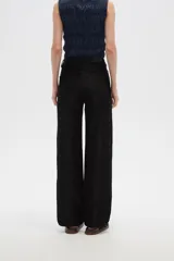 Pantalón de jean negro con glitter, corte recto y tiro alto.