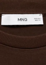 Remera marrón de corte recto, manga corta y cuello redondo.