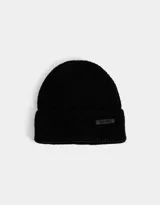 Gorro de lana negro con etiqueta de cuero sintético con logo de la marca.
