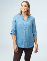 Camisa de tencel azul con cuello solapa, escote en V, y botones en la parte frontal.