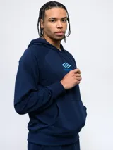 Canguro negro de felpa sin frisa con capucha y logo Umbro bordado en rojo en el pecho. Cuenta con bolsillo tipo canguro y cordones ajustables en la capucha.