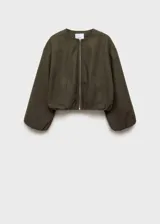 Chaqueta bomber verde oliva de lana con cierre frontal con cremallera, cuello redondo, puños y bajo elásticos.