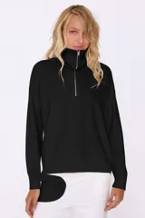 Sweater blanco de tejido de punto, con cuello alto con cierre metálico y mangas largas.