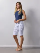 Bermuda blanca de gabardina elastizada, marca Ruby Rd. con pretina ancha elastizada, bolsillos delanteros simulados y bolsillos traseros aplicados.
