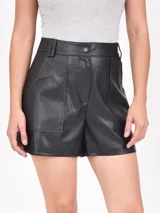 Short negro de cuero sintético, tiro alto, con bolsillos delanteros y cierre frontal con botón.