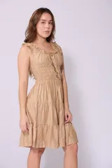 Vestido corto rojo con escote fruncido, tirantes anchos con volantes y cuerpo de nido de abeja. Falda con diseño escalonado.