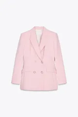 Blazer rosada de cuello solapa y manga larga con hombreras. Bolsillos delanteros con solapa. Cierre frontal cruzado con botones a tono.