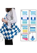 Bolso de playa con estampado a cuadros rojos y blancos, con asas de tela a juego.