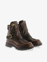 Botas de cuero color marrón con cordones y hebillas.