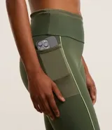 Calza deportiva larga color verde militar, con recortes texturizados en los laterales y bolsillos laterales.