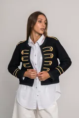 Chaqueta corta negra de paño con corte entallado, detalles dorados bordados, botones metálicos y cuello redondo.