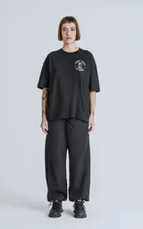 Remera negra de algodón con estampado sublimado en la espalda de una carta del tarot llamada 'La Torre'.