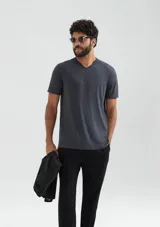 Camiseta gris oscuro de manga corta con cuello en V.