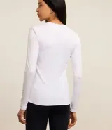Remera deportiva térmica blanca, de cuello redondo y mangas largas.