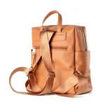 Mochila color habano de símil cuero con acceso superior con cierre. Tiene un bolsillo interno con cierre, dos bolsillos externos abiertos y un bolsillo externo con cierre. Las correas son regulables y los herrajes son plateados. El interior está forrado en tela de algodón y poliéster.