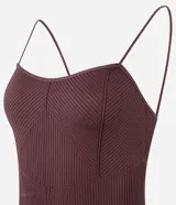 Body femenino de microfibra seamless, color blanco, con escote diferenciado y breteles finos. Presenta una textura sutil en el tejido.