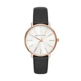 Reloj Michael Kors modelo Pyper con caja redonda dorada rosa, esfera plateada con indicadores de cristal y correa de cuero negra.
