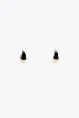 Par de aros metálicos en forma de aro con esmaltado a contraste en negro y dorado.
