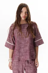 Blusa azul de lino con escote barco y mangas 3/4 con detalle de ribete blanco.