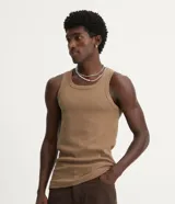 Musculosa marrón de algodón con tejido acanalado.