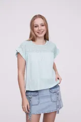 Remera color verde agua, de manga corta con volados, holgada y con cuello redondo.